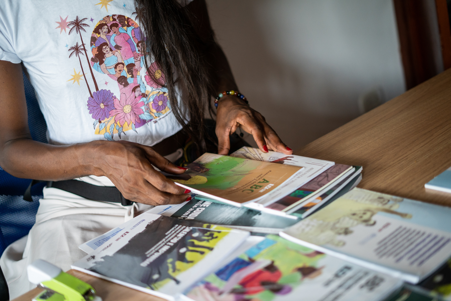 Une femme consulte des brochures éducatives.